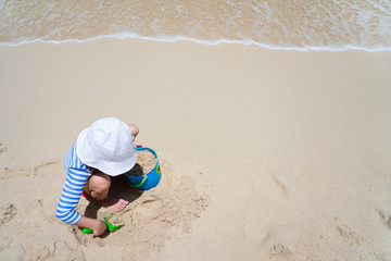 Fototapeta na wymiar Little girl at beach