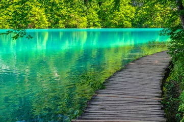 Cercles muraux Corail vert Étang au parc national des lacs de Plitvice au printemps