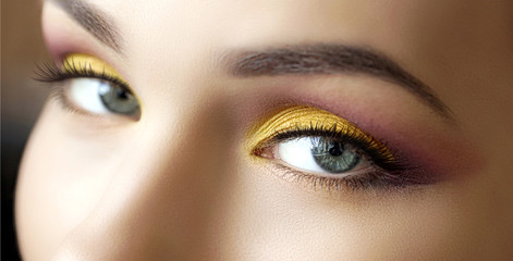 Naklejka premium Close-up image of human eyes with a fashion makeup