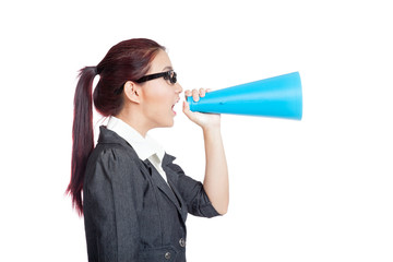 Naklejka premium Side view of Asian business woman announce something