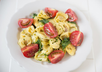 Tortellini mit Kräutern und Tomaten