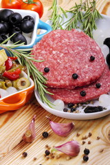 Carne macinata con spezie e contorni