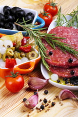 Carne macinata con spezie e contorni