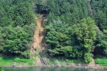 崖崩れ