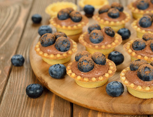 Tartlets with chocolate cream and blueberries