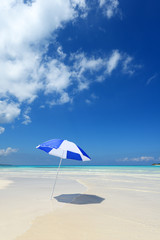 美しい海とビーチパラソル