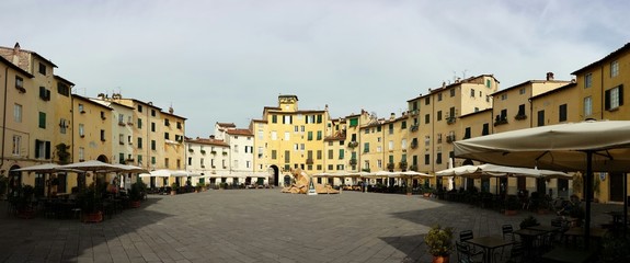 Lucca - piazza dell'anfiteatro - obrazy, fototapety, plakaty