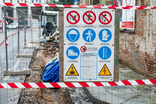 Cantiere lavori in corso, segnali di rifacimento stradale