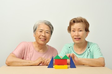 積み木で遊んでいる高齢者の二人組