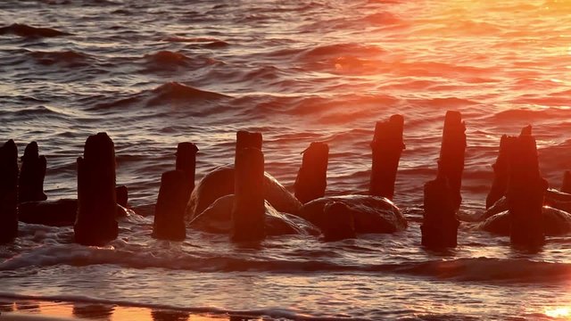Sonnenuntergang am Strand mit Buhnen