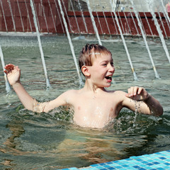 Fototapeta premium Kid bathing in Fountain