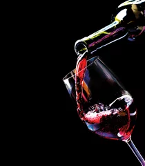 Fotobehang Wijn Wijn. Rode wijn gieten in een wijnglas