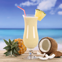 Pina Colada Cocktail Drink am Strand