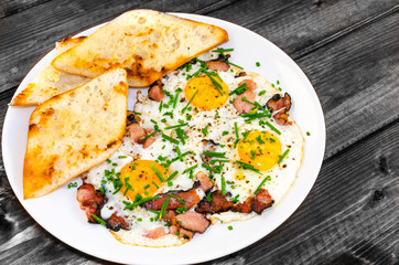 Bacon, eggs and chive with crispy toast
