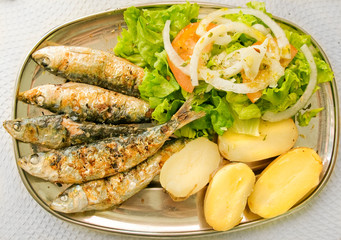 Grilled sardines with mediterranean salad and boiled potatoes.
