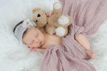 Schlafendes Baby mit Teddy