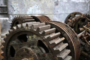Papier Peint photo autocollant Vieux bâtiments abandonnés vieux gadgets métalliques rouillés dans une usine de navires abandonnés