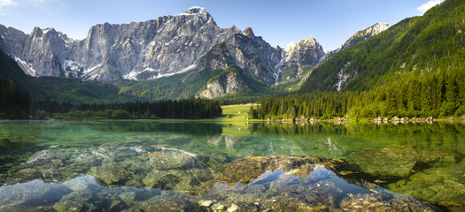 Fototapeta Laghi di Fusine,panorama górskiego jeziora w Alpach włoskich obraz