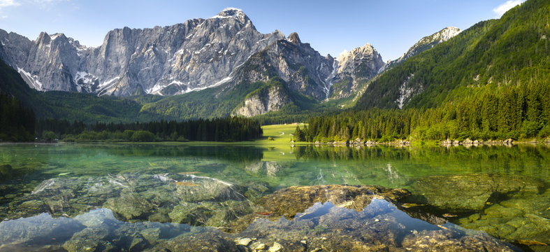 Fototapeta Laghi di Fusine,panorama górskiego jeziora w Alpach włoskich