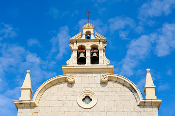 Schöne Kirchenfassade mit Glockenturm