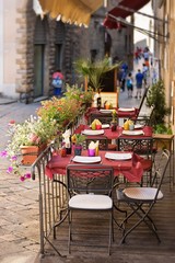 Obraz na płótnie Canvas Outdoor dining nook in Tuscany