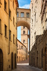 Ładna ulica w starożytnym mieście Toskanii - obrazy, fototapety, plakaty