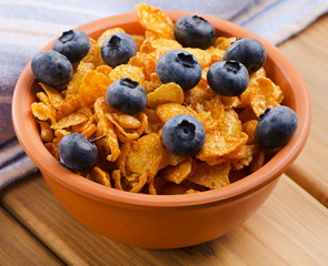 Corn flakes with fresh blueberries