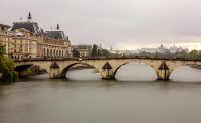 Obraz premium paris sous la pluie
