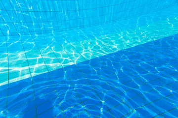 Fototapeta na wymiar Blue water in a swimming pool