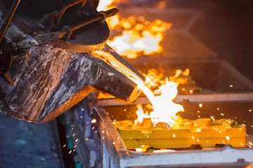 Foto auf gebürstetem Alu-Dibond Industriegebäude metal pouring in casting line production