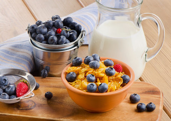 Corn flakes with fresh blueberries and milk