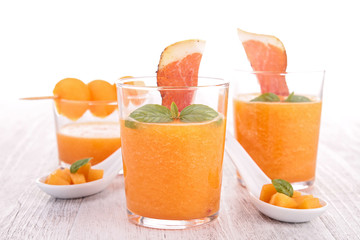 cantaloupe,basil and speck