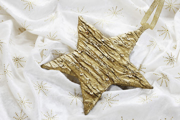 Weihnachtsdekoration, goldenen Stern auf der Tischdecke