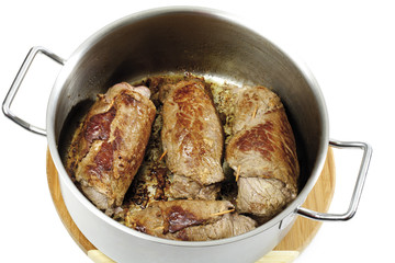 Rinderrouladen im Topf, close-up