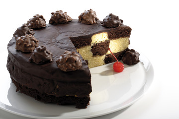 Schachbrettkuchen mit pralinen und Cocktailkirschen