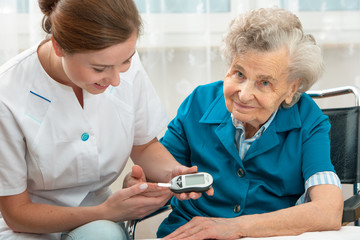 Measuring blood glucose level