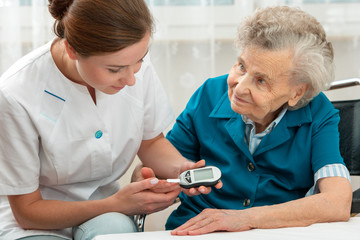 Measuring blood glucose level