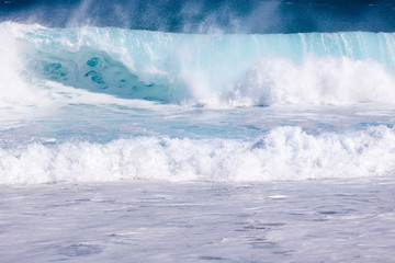 mer forte et déferlante bleue