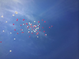Herzluftballons am Himmel