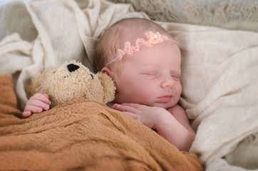 Lächelndes Baby mit Teddy © S.Kobold