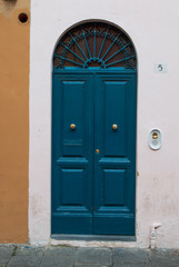 Fototapeta premium Portone azzurro ingresso vecchia casa, Pisa