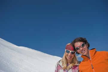 Junges Paar Kopf an Kopf in der schneebedeckten Landschaft