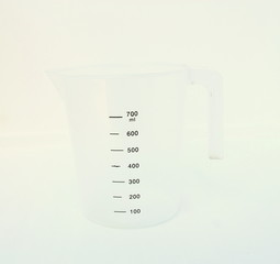 pichet doseur sur fond blanc