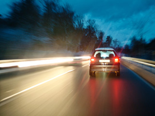 Fototapeta na wymiar Auto bei Nacht im Gegenverkehr