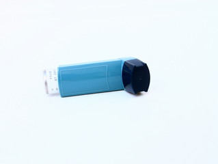 inhalateur pour asthmatique,isolé,fond blanc