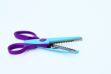 ciseaux à cranter,isolé,fond blanc