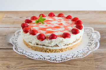 Torte Erdbeer Frischkäse auf rustikal Holz