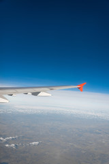Obraz premium Airplane wing out of window