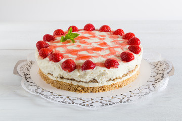 Torte Erdbeer Frischkäse auf weißem Holz