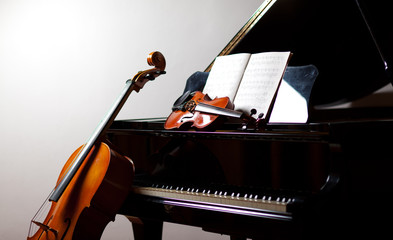 Obraz premium Koncepcja muzyki klasycznej: wiolonczela, skrzypce, fortepian i partytura